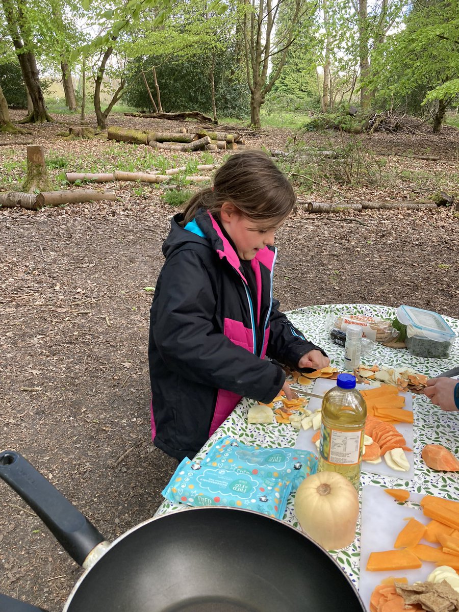 PipersForestSch's tweet image. Forest club @PipersPrep enjoyed making delicious nettle crisps over the fire #getoutdoors #forestfun