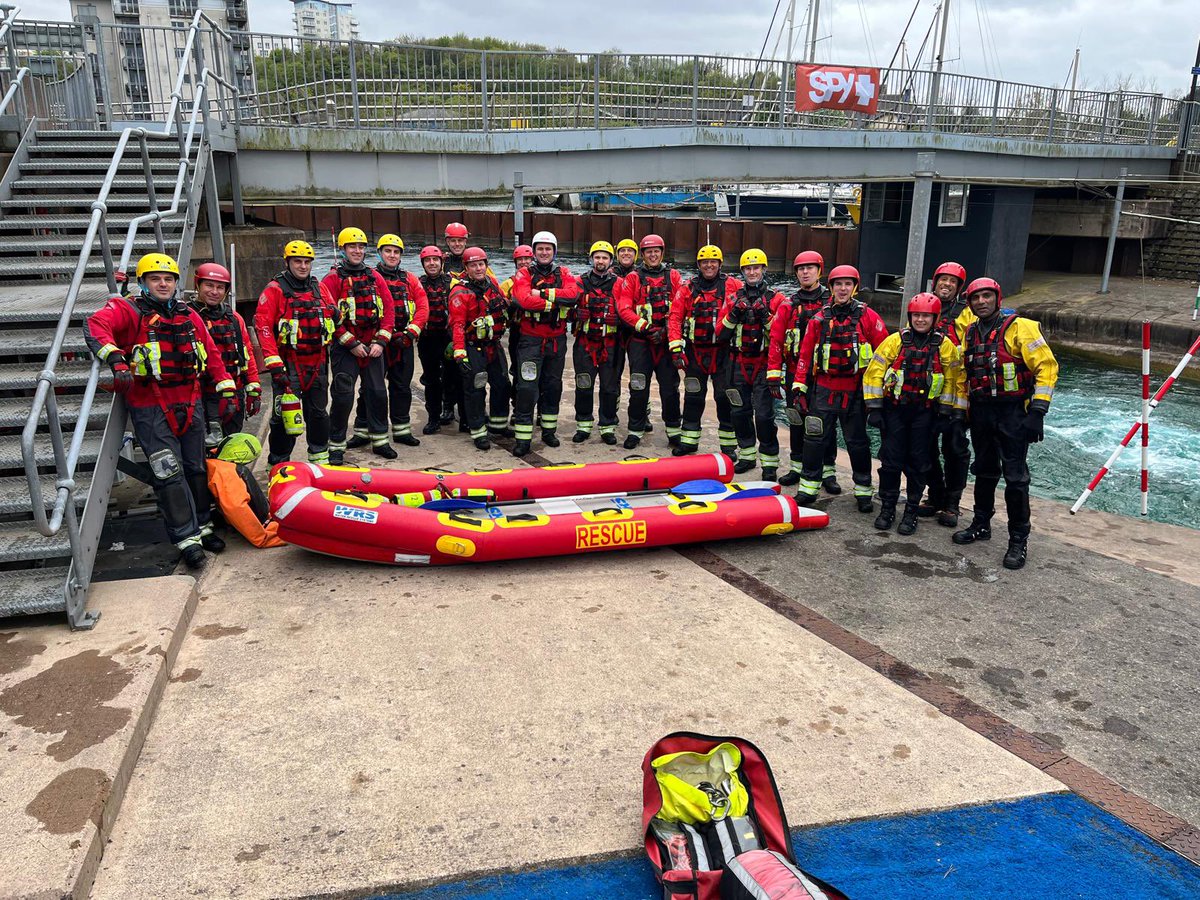 BANES_Fire's tweet image. Today #bluewatch 🔵 crews from AFRS and crews from @Glosfire  spent the day with @harry_mountain @cardiffintww underpinning the basics of trim and balance with water craft!  🚤 Remember  to closely supervise your children whilst they are in or near water! @AFRSTraining