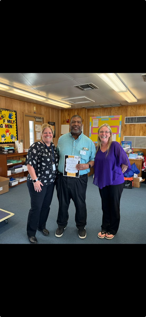 Congratulations to Neville Schouburgh on earning his 20 year pin with VCS. Thank you Neville for all you do for our students and staff!  🎊🎉🎊
#AchievingExcellenceTogether