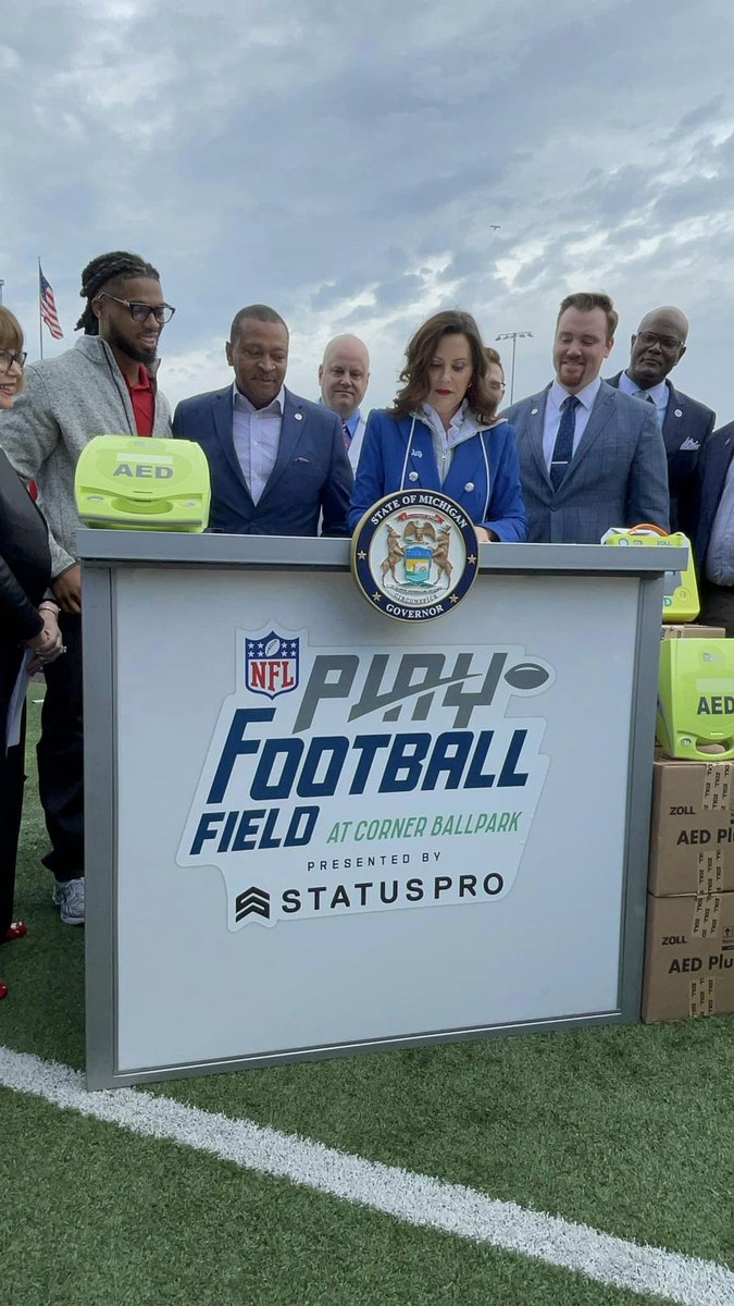 Sunday Michigan Governor @gretchenwhitmer signed into law House Bills 5527 and 5528 alongside NFL’s Smart Heart Sports Coalition, @BuffaloBills safety @HamlinIsland's @chasingMs_ Foundation, the American Heart Association and elected officials.