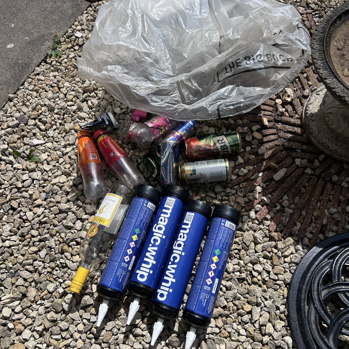 Today on my walk I took a litter picked and a hoop, 30 minutes of brisk walking……..  1 bag of rubbish, 4 nos, 3 vapes, 1 wine bottle, 10 cans and lots of plastic.

@AylesNews @AylesburyWombl1 @Rubyjones1926 #aylesbury #litter #keepbritaintidy #litterhero #litterpicking