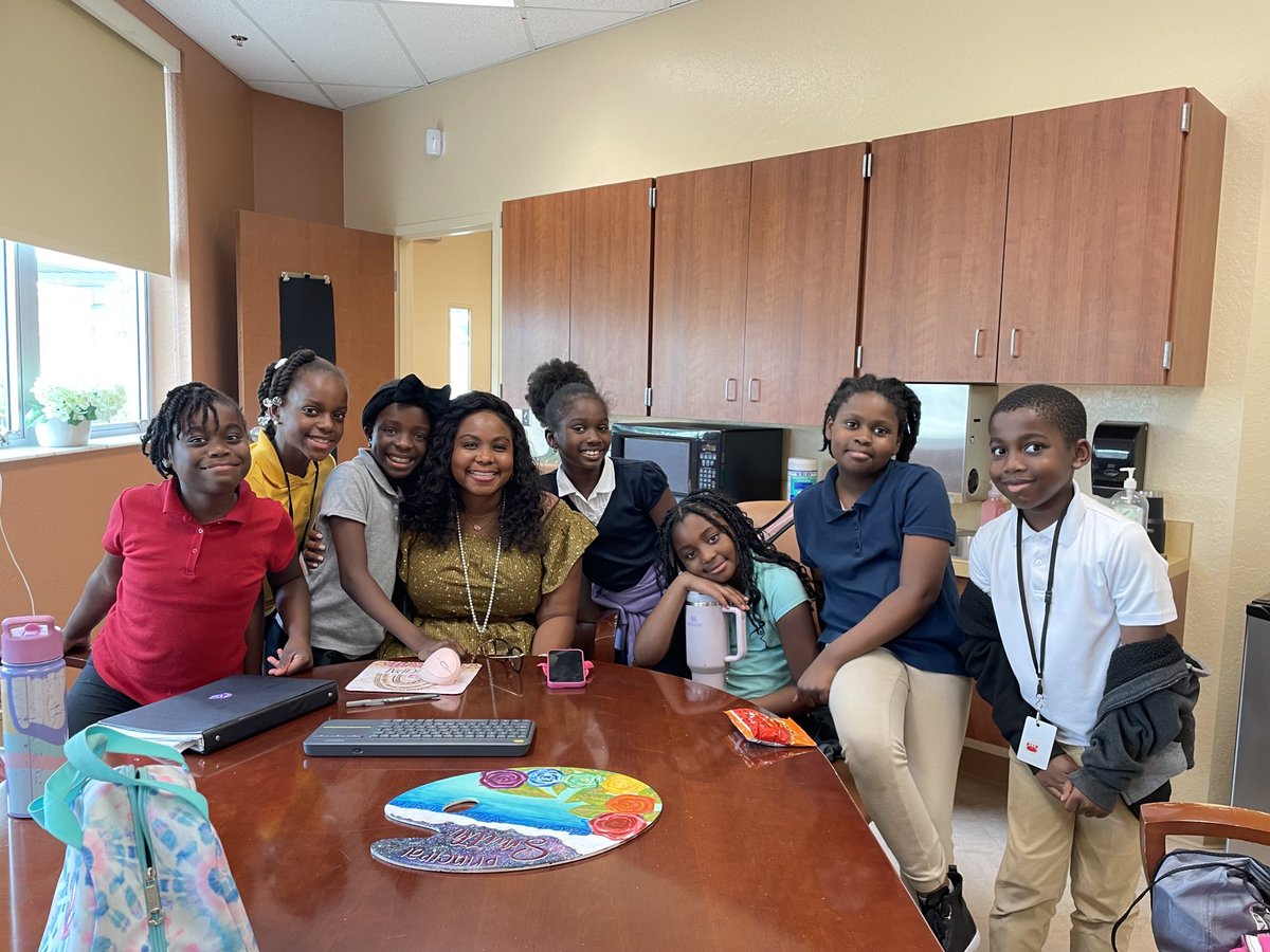 Lunch Bunch with my 3rd graders… I gave them some words of encouragement in preparation for FAST testing this week. They are the absolute BEST! 🍎🍏📚⁦@officialPlumosa⁩