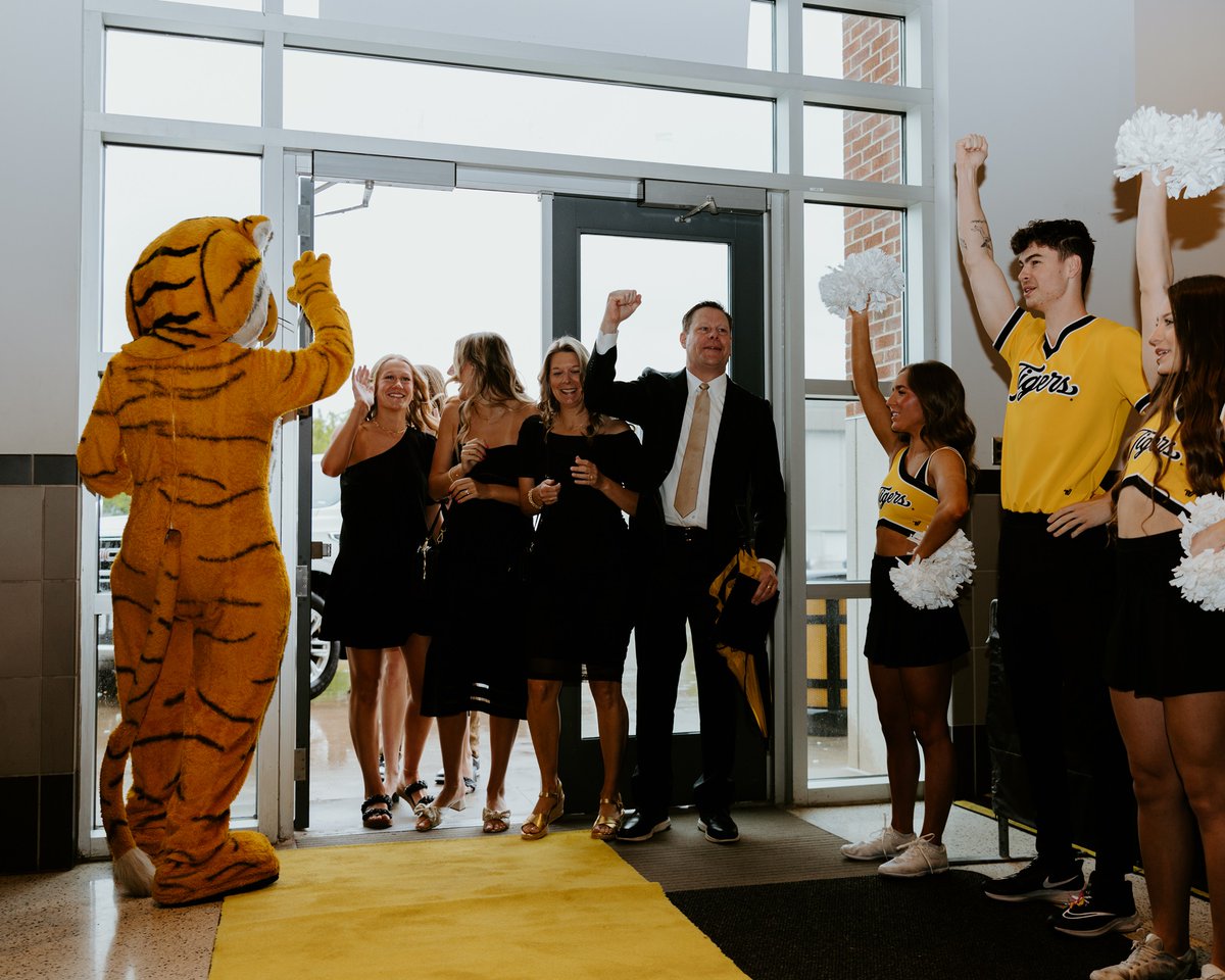 Welcome #Mizzou Athletic Director Laird Veatch! 🐯 Last Friday, the new leader of @MizzouAthletics was introduced to the MU community inside the Stephens Indoor Practice Facility. See photos ➡️ brnw.ch/21wJiq3