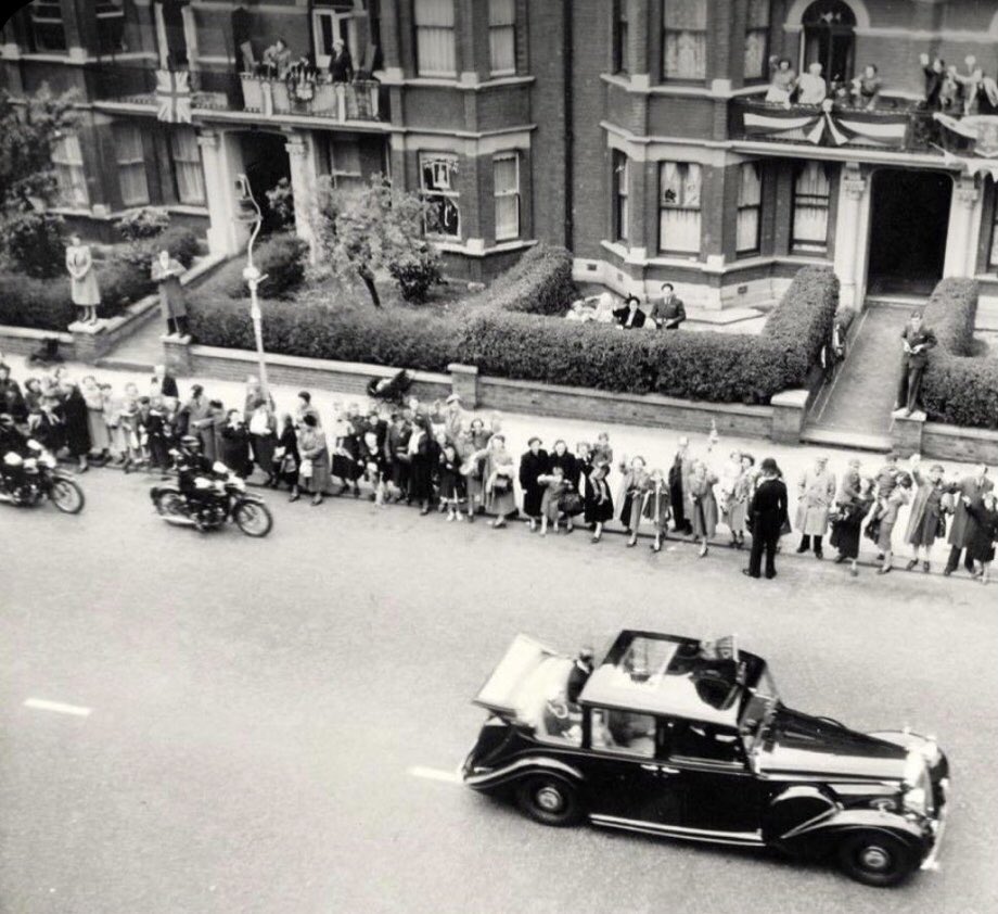 Queen Elizabeth & Prince Philip driving down Elgin Avenue in the 1950’s. #elginavenue #QueenElizabethII #PrincePhilip #maidahill #maidavale