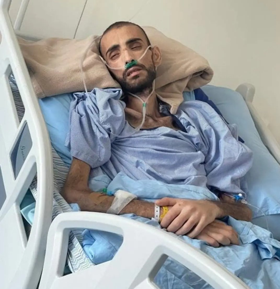 Farouk Al-Khatib, a Palestinian released from Israeli detention in December, is now suffering from worsening health due to deliberate medical neglect by Israeli authorities during his imprisonment. He is currently in a life-threatening battle.