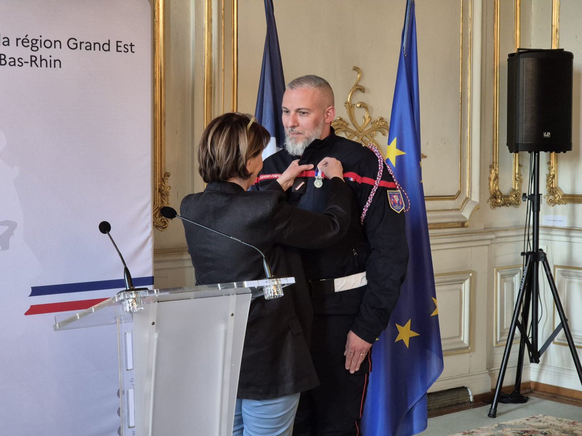 [Courage et dévouement]
3 #Pompiers67 se sont vu remettre une médaille pour acte de courage et de dévouement par J. Chevalier, @Prefet67, en présence du Contrôleur général René Cellier #DDSIS. Leurs actions font honneur au corps des sapeurs-pompiers du Bas-Rhin.
Félicitations 👏!