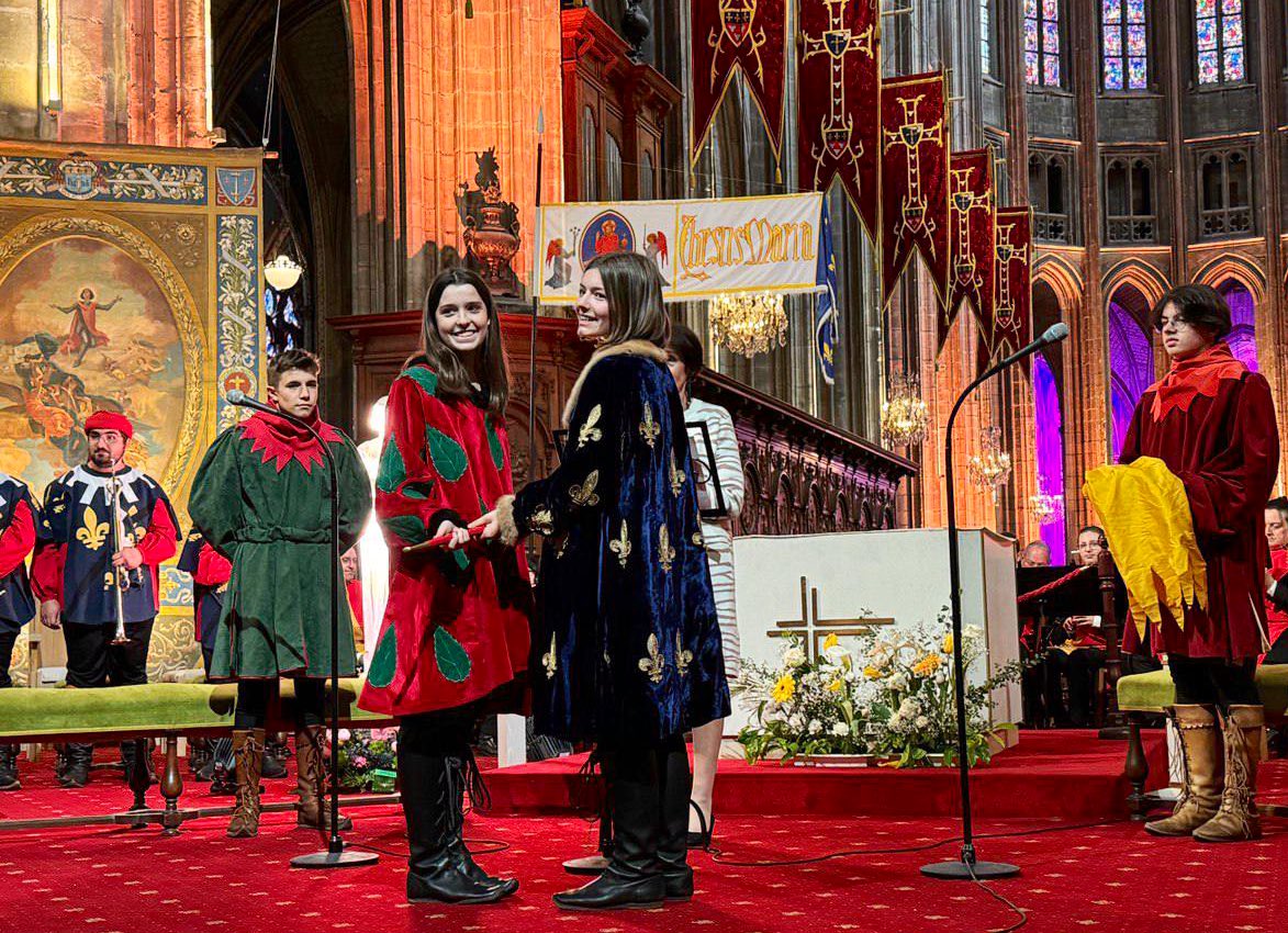 🎠⚔️ La traditionnelle épée de Jeanne d'Arc a été remise ce soir à Maïlys Boët, la nouvelle figurante, à la cathédrale d’Orléans. Les 595ème Fêtes johanniques 2024 sont lancées ! 👏