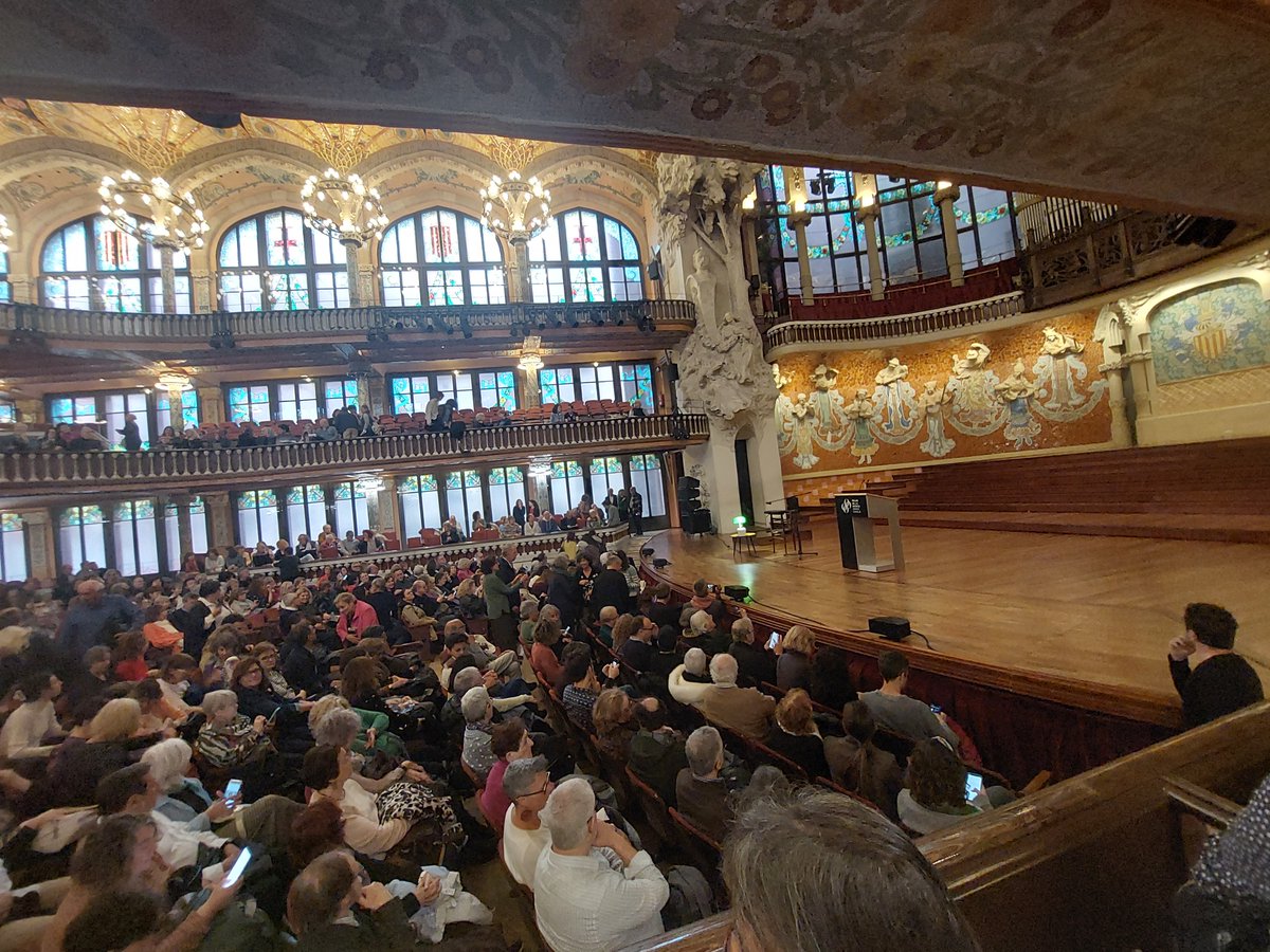 Del magnífic recital dels Llegats Vivents al Palau de la Música, em va emocionar que hi hagués grans poetes a dalt de l'escenari però també fantàstics poetes a baix, entre el públic. I abraçar-ne uns quants, de dalt i de baix, tots units, feliços d'estimar la poesia.