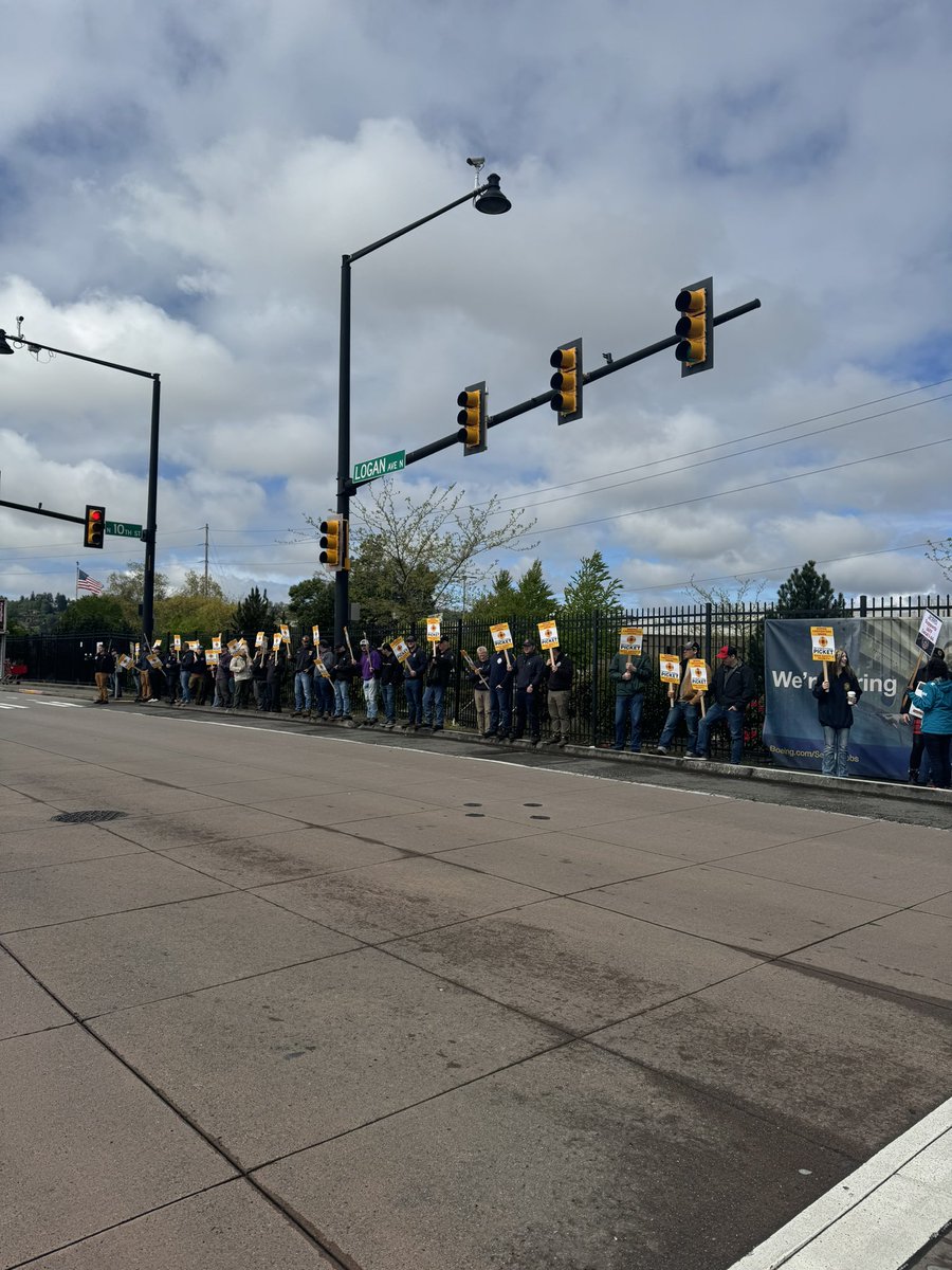 Solidarity with firefighters at Boeing fighting for a fair contract! Pickets are up in Renton & Everett as bargaining resumes today. Come down and join our siblings on the line until 2:30 today! Let’s make sure Boeing knows Washington stands with workers. #1u
