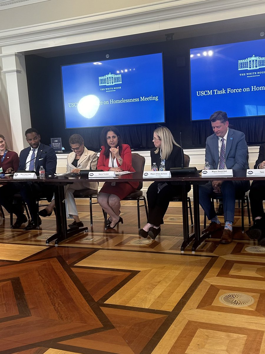 Continuing the @usmayors conversation on homelessness with the @WhiteHouse team. @SecVetAffairs @WhiteHouseIGA46 @WHCOS and @NeeraTanden46 asking for ideas and for feedback. Mayors have lots of both