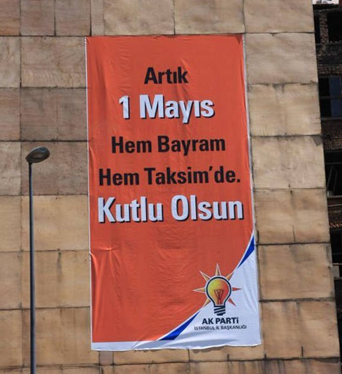 ‼️Montaj değil gerçek! 👉Artık 1 Mayıs Hem Bayram Hem Taksim'de. Kutlu Olsun 👉Ak Parti İstanbul İl Başkanlığı 🔴 Aşağıdaki fotoğraf ironi değil, montaj değil. Tamamen gerçek. AKP İstanbul İl Başkanlığı 1 Mayıs'ın hem resmi tatil olmasını (Emek ve Dayanışma Günü) hem de…