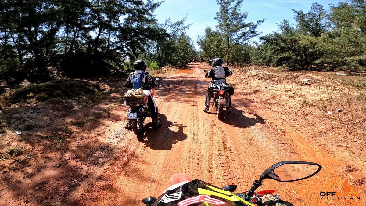 Let's explore some of the most iconic coastal motorcycle routes of Central Vietnam. 😍

🧭 anhwu.com

#vietnam #xuhuong2024 #trending2024 #motorbike #motorcycle #tour #rental #honda #XR150L #CRF250L #CRF300L #dualenduro #motocross #offroadvietnam #vietnamoffroad