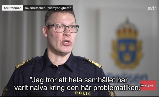 NEJ OCH ÅTER NEJ!! ”Hela samhället” har INTE varit naiva. Men uppenbarligen en rad ansvariga på olika nyckelpositioner runt om i hierarkin. En epidemi av naivitet. Ett hav av inkompetens. Regeringen bör låta kvasten gå djupt in i polisledningens led.