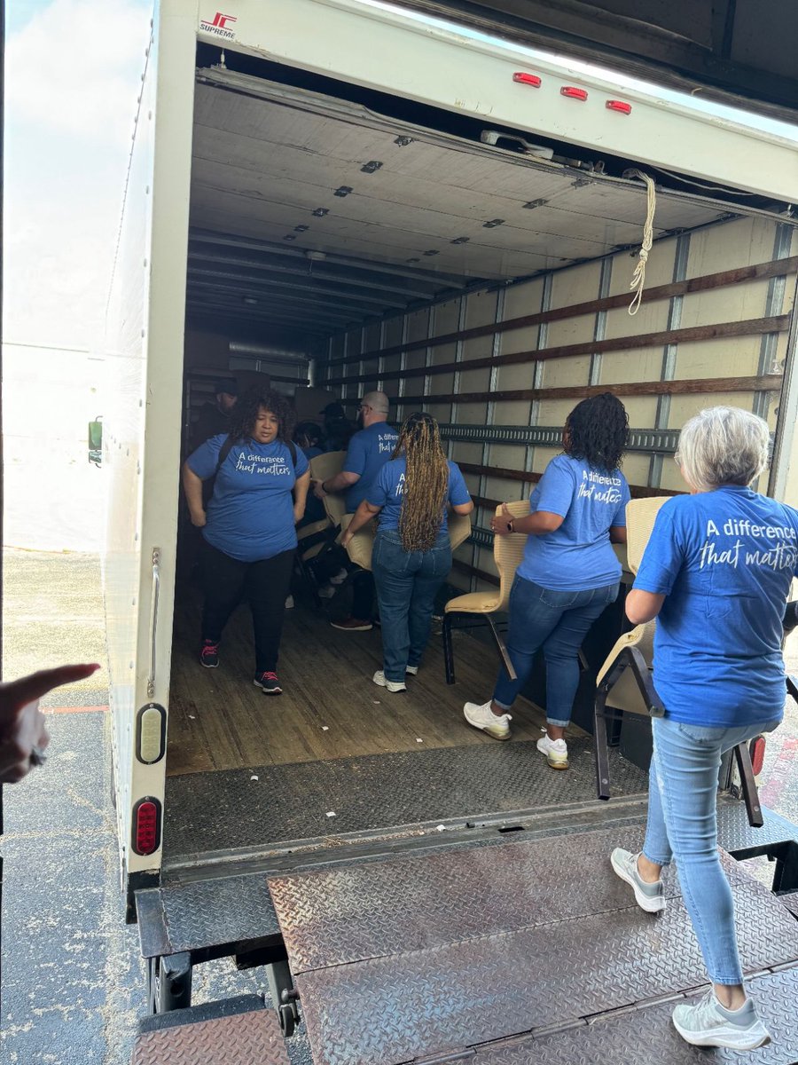 During #NationalVolunteerWeek, team members from our Dallas office joined forces with Mission Arlington & @minniespantry to prepare a #MothersDay event for 300 families & organize essential food distributions. We're #DFAProud of how they are living our value of community!