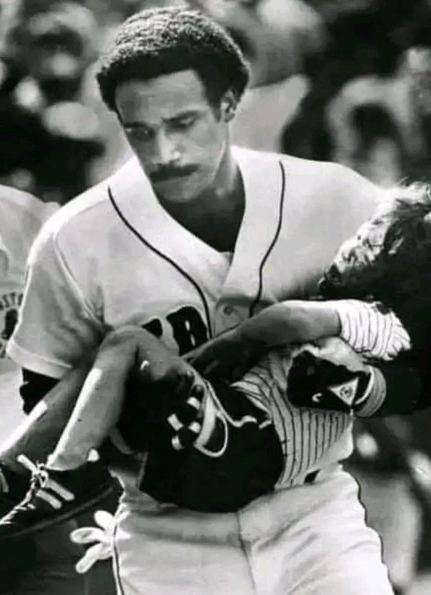 @Morbidful August 8, 1982. A line drive foul ball hits a four year old boy in the head at Fenway. Jim Rice, realizing in a flash that it would take EMTs too long to arrive and cut through the crowd, sprang from the dugout and scooped up the boy. He laid the boy gently on the dugout floor,…