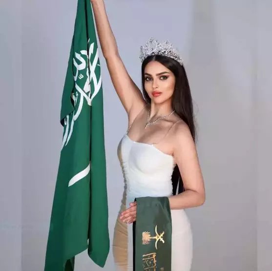 Suudi Lideri Prens Selman AKP'ye nazire yaparcasına Arap alfabesini terk ediyor, laikliğe geçiyor, Atatürk Türkiyesi'ni kendine rol model yapıyor. 
İşte Prens Selman'ın devrim kararları: 
1-Arap alfabesinden 10 sene içinde Latin alfabesine geçişi başlattı. 
2-Halk rahatsız oluyor