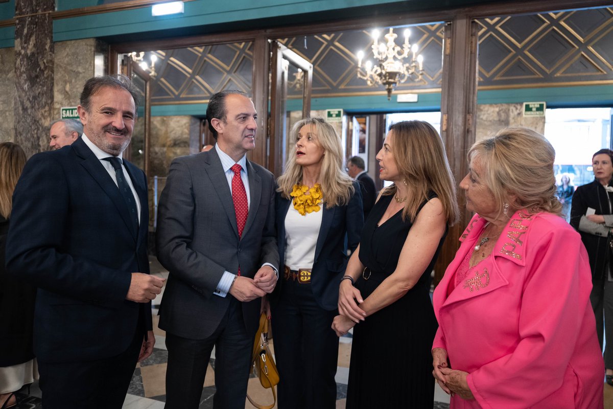 El presidente @Jorge_Azcon, el vicepresidente @_a_nolasco y el consejero @jlbancalero han asistido al espectáculo lírico ‘Casta diva' a beneficio de la asociación Casa Cuna @AAinkaren en el @TeatroZgz.