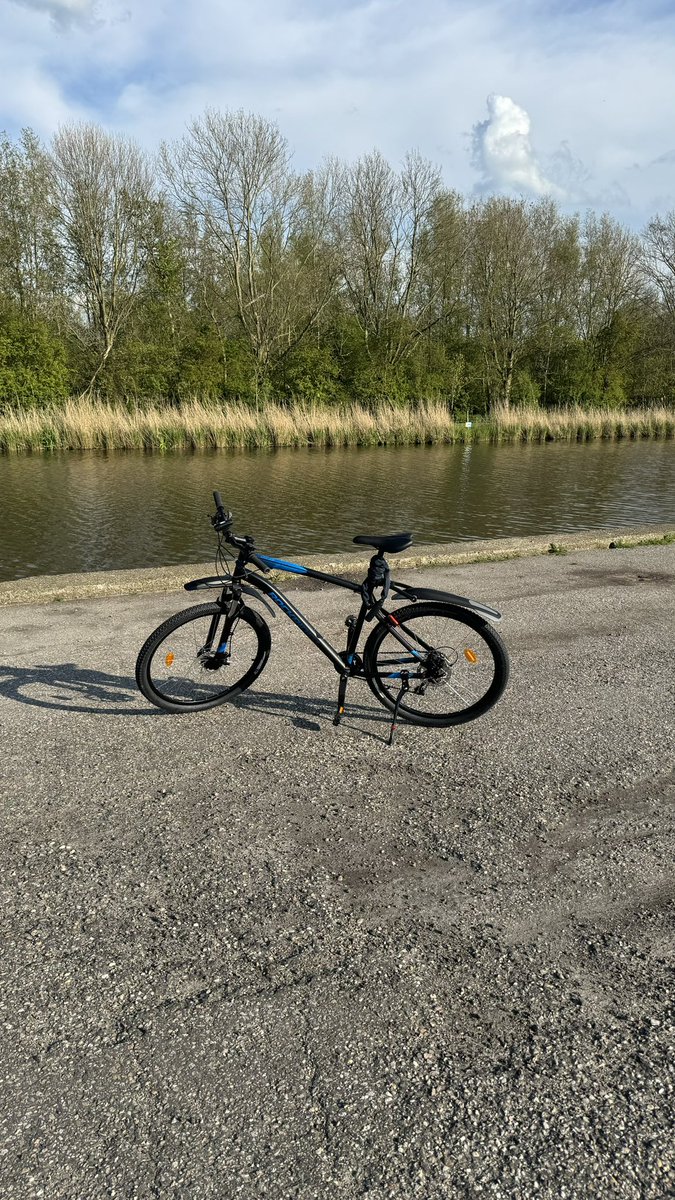 Taking a week off, and got myself a mountainbike today! Just took it for a first ride to a nearby town for some ice cream; ignoring the damn flies, it was a very nice ride! 😃🍦