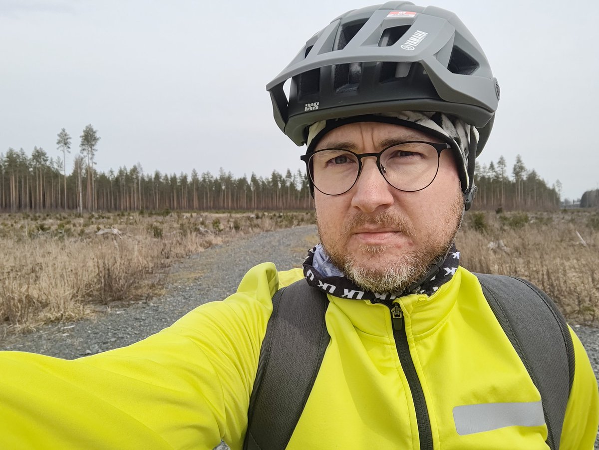 Lopen Makkarahuhdansuon aurinkovoimalahankkeen suunnittelutarveratkaisuhakemus on jätetty. Hakemus ja liitteet löytyvät Lopen kunnan verkkosivuilta. Päätöksen laskettuaika on toukokuun puolessa välissä. Tänään avattu myös työmatkapyöräilykausi 🚴‍♀️  #LopeltaHyvä #vihreäsiirtymä