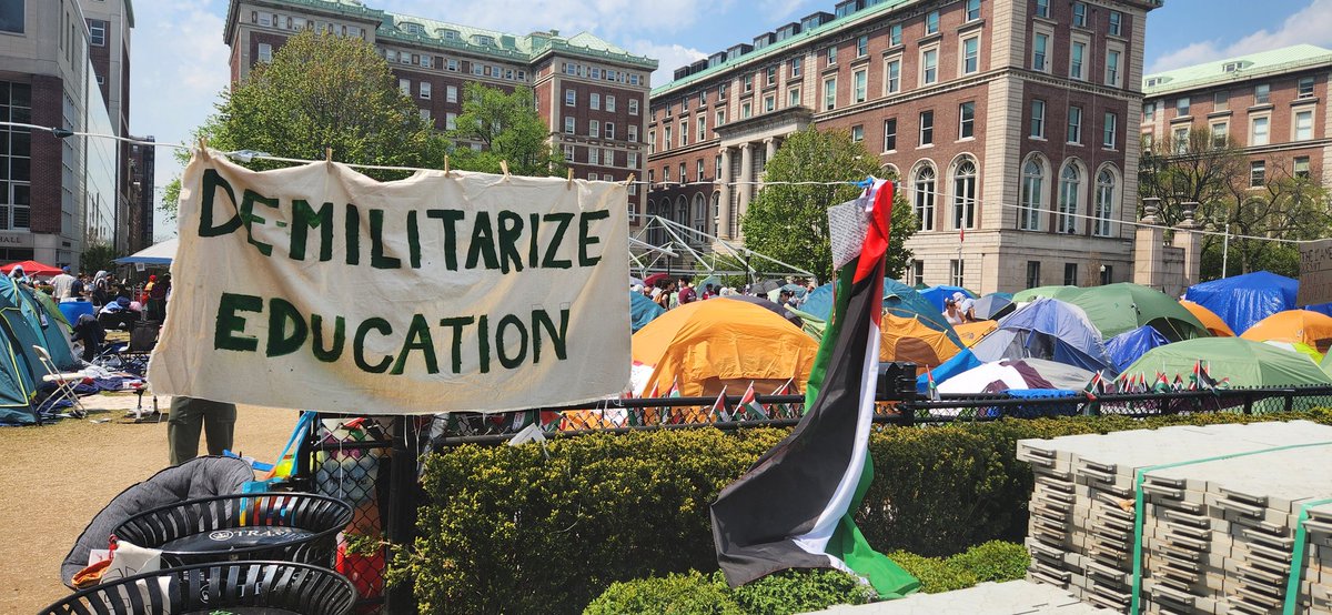 Protest intense rn at @Columbia as students rally to support proPalestinian encampment and defy University demands that they disperse. NPR