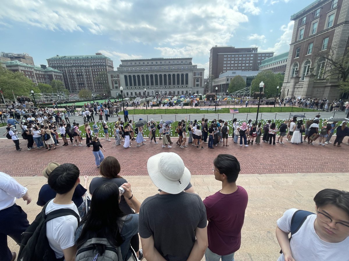 The line of students chanting and clapping in support of the encampment now wraps around the entire campus. This is very impressive, and entirely peaceful.