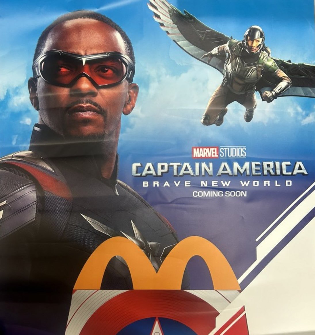 EL NUEVO HALCÓN | 📢 Tenemos el primer vistazo oficial de #JoaquínTorres como el nuevo #TheFalcon en #CaptainAmericaBraveNewWorld , gracias a #McDonalds 

#CaptainAmerica #MarvelStudios #CaptainAmerica4 #SalWilson