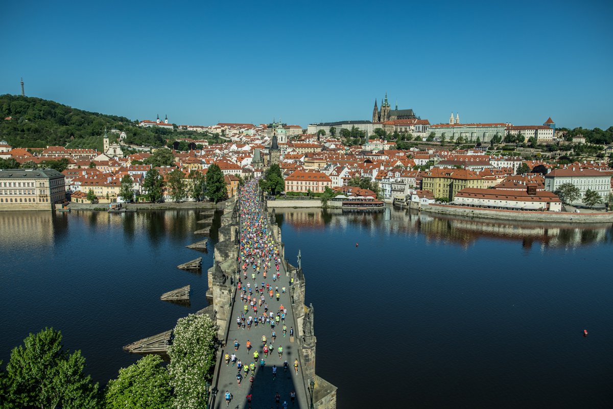 Hoy se corre la #Maratón de Internacional de #Praga #DestinoChequia #correr #corredores #turismo #viajar