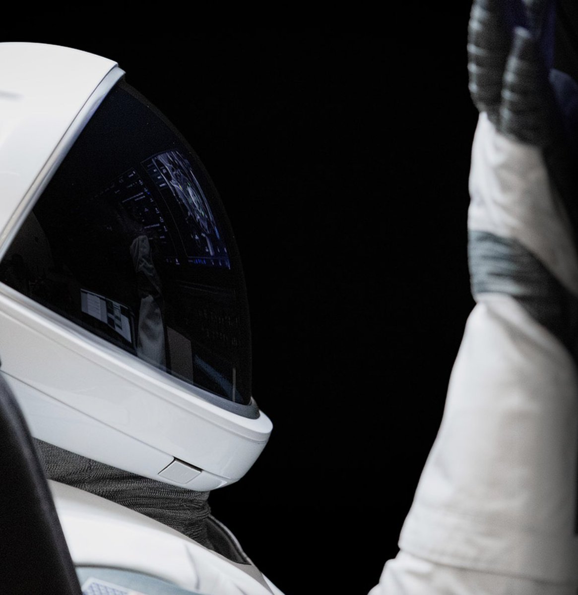 SawyerMerritt's tweet image. SpaceX currently has human spaceflight seats available for Earth Orbit missions in late 2024.

You book a flight to Space, get a custom SpaceX suit made for you and spend 3-6 days orbiting Earth. Citizens can also book a flight to the ISS🚀

More info: spacex.com/humanspaceflig…