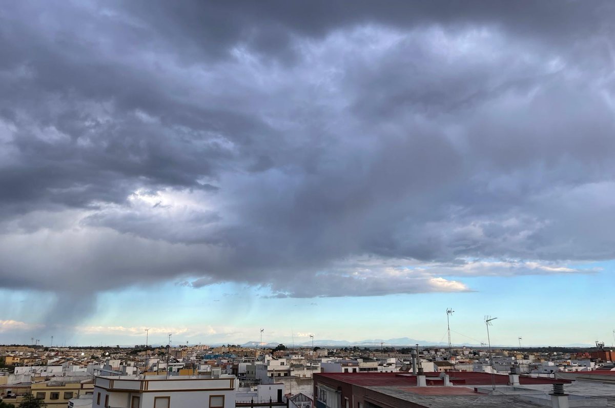 🌧️ #Lluvia a la vista desde #AlcaláDeGuadaíra

Vistas #SierraDeEsparteros #MiradorDeLevante #Simancón #SanCristóbal #ElTorreón #PicoDelPuntal

#DeLunes