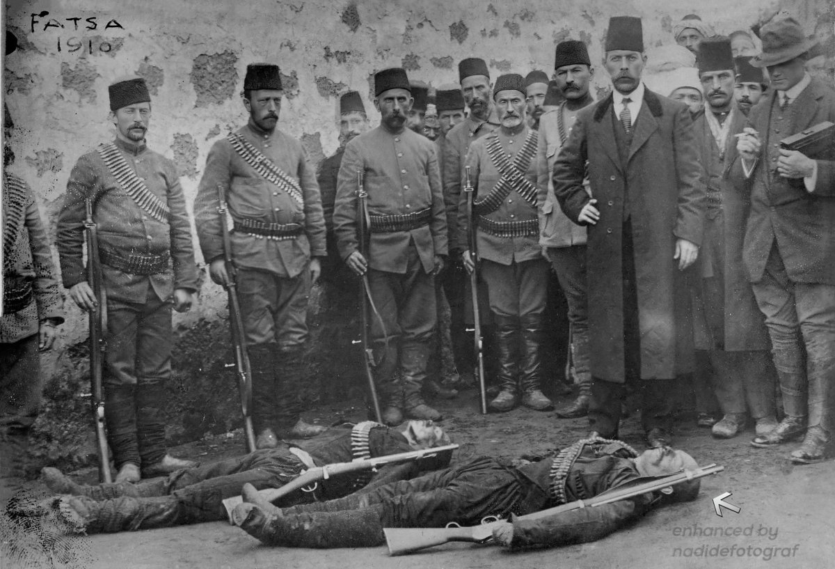 'Ünye Fatsa Arası Ordu'da Kuruldu, 
Hekimoğlu Dediğin (Narinim) O Da Vuruldu.'

Hekimoğlu İbrahim ve yoldaşı Alan Osman'ın öldürüldüğü gün çektirilen fotoğrafı, 1910.