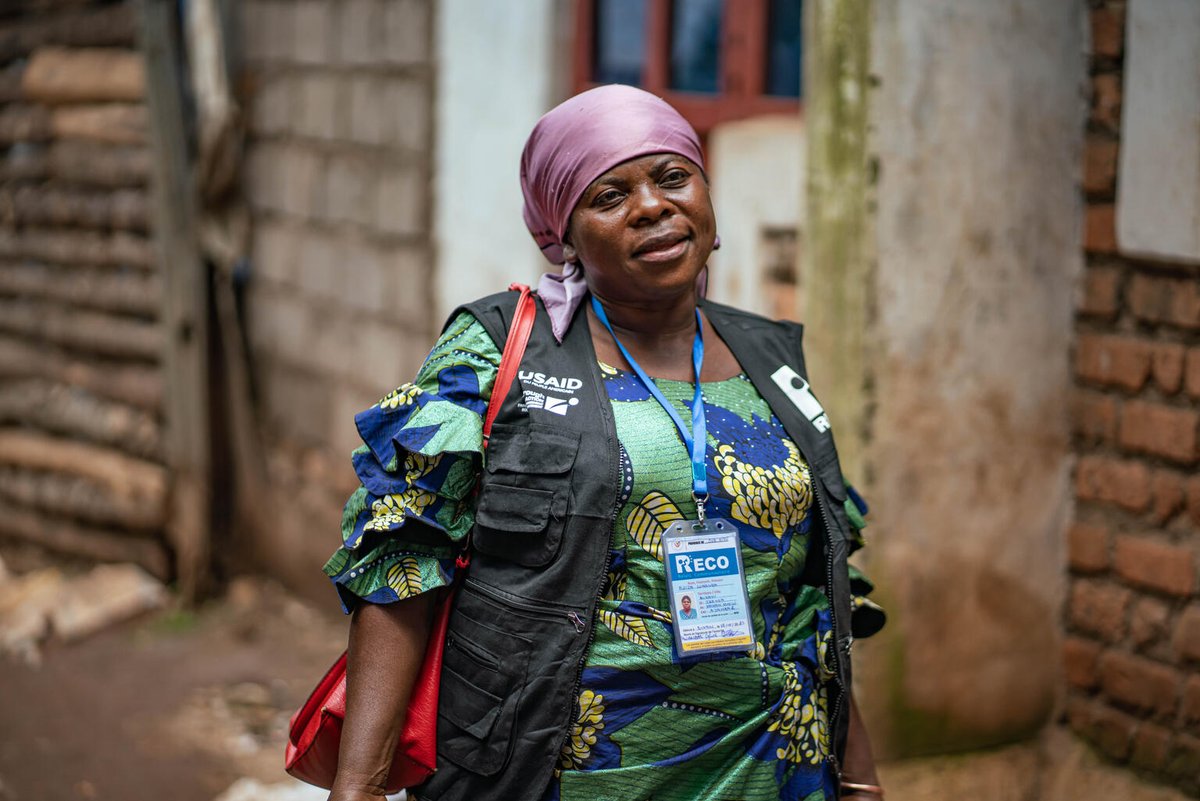 Health workers like Aziza in DR Congo do what is #HumanlyPossible to protect children from deadly diseases. Health workers need your support. Now is the time to invest in them. unicef.org/wca/world-immu…