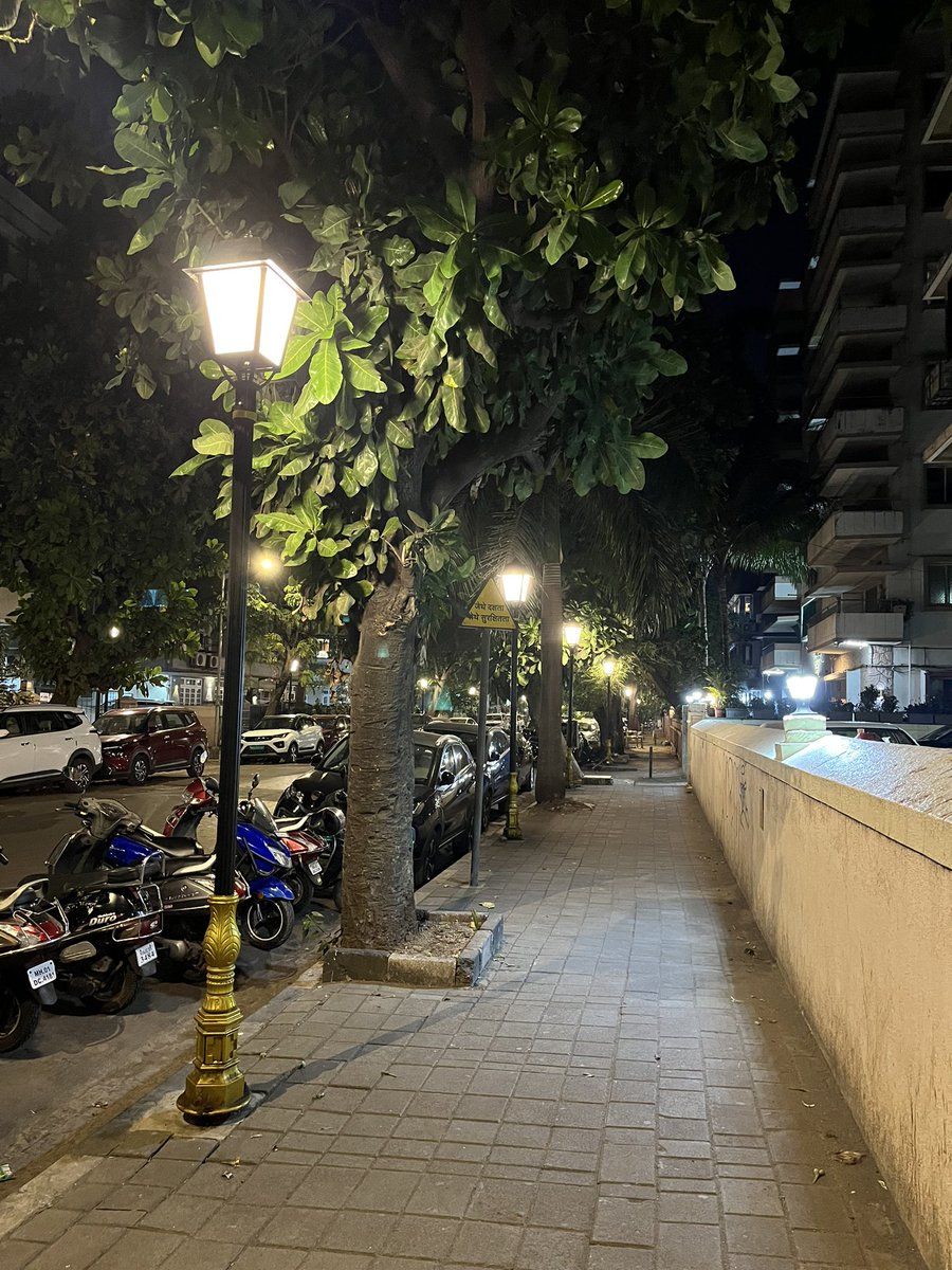 These streetlights installed by BMC look really good.

Hope these are implemented across Mumbai, not just in South Mumbai

Pic Source - me 😇