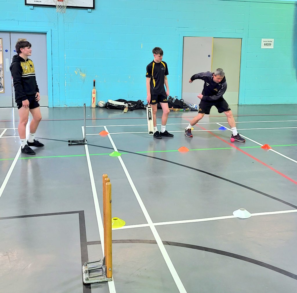 Er y tywydd, bu cricedwyr bl9 yn brysur heno yn gwella'u sgiliau a dealltwriaeth mewn sesiwn hyfforddi dan-do. Bl7 ac 8 yfory! Despite the weather, year 9 boys stayed indoors to work on their cricketing skills and understanding. Year 7 & 8 tomorrow!