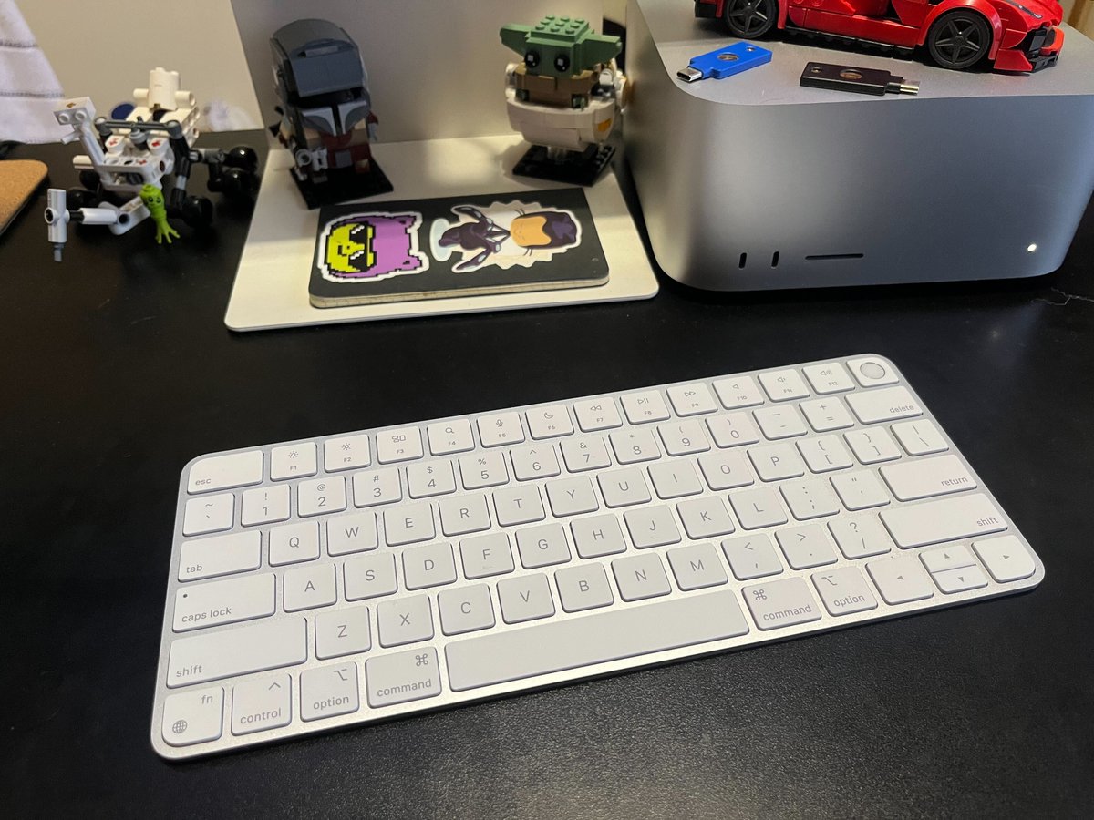 ⌨️ Luego de pasar por todo tipo de teclados, me quedo con el Magic Keyboard de Apple. Su funcionalidad de Touch ID integrado al macOS, es una maravilla.