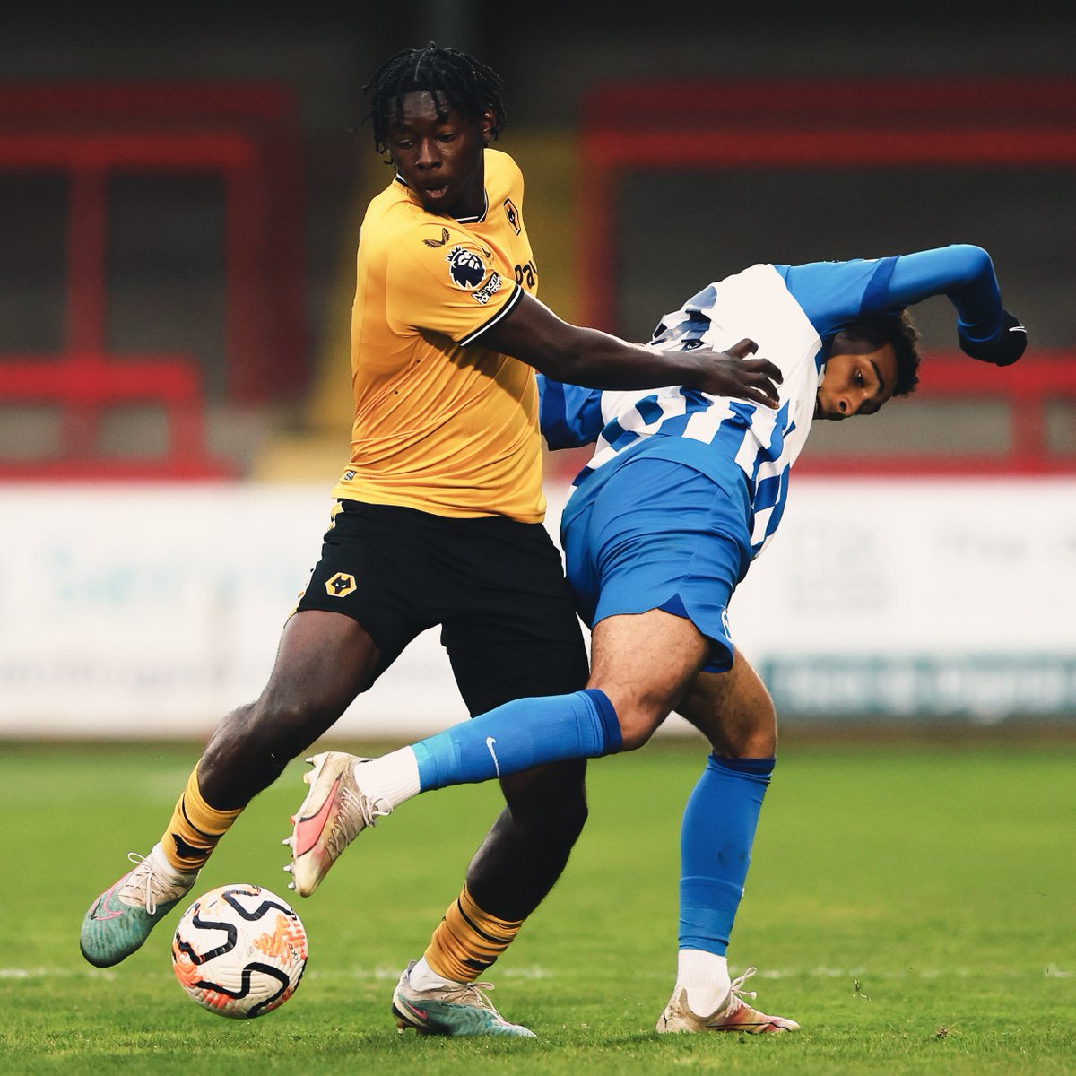 30' | #WOL 0-0 #BHA We're still goalless after 30 minutes at Aggborough, however Brighton have just gone close through Ruairi McConville who rattled the post with a header. #PL2