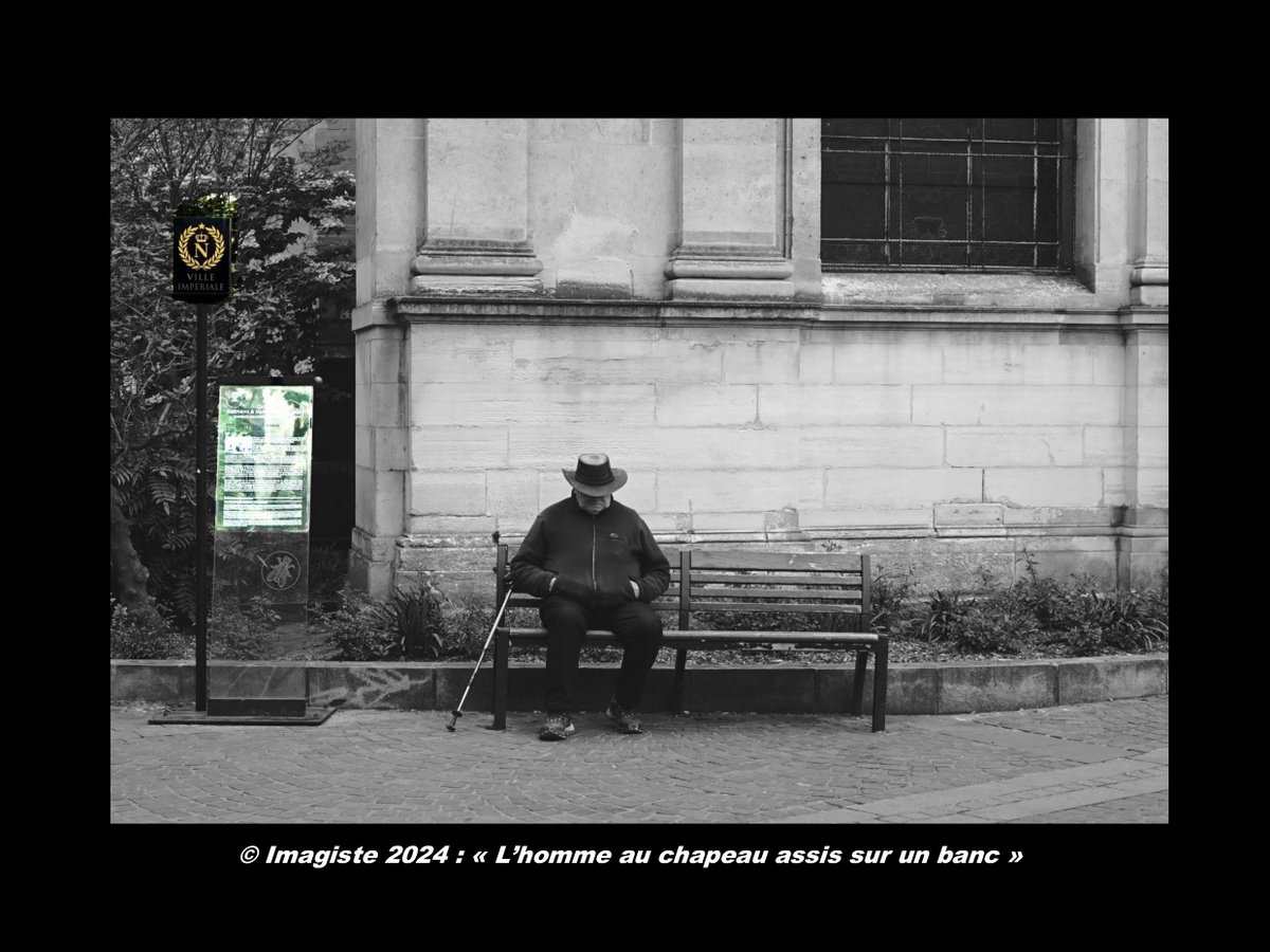 L'homme au chapeau assis sur un banc.
Place de l'église à Rueil-Malmaison.