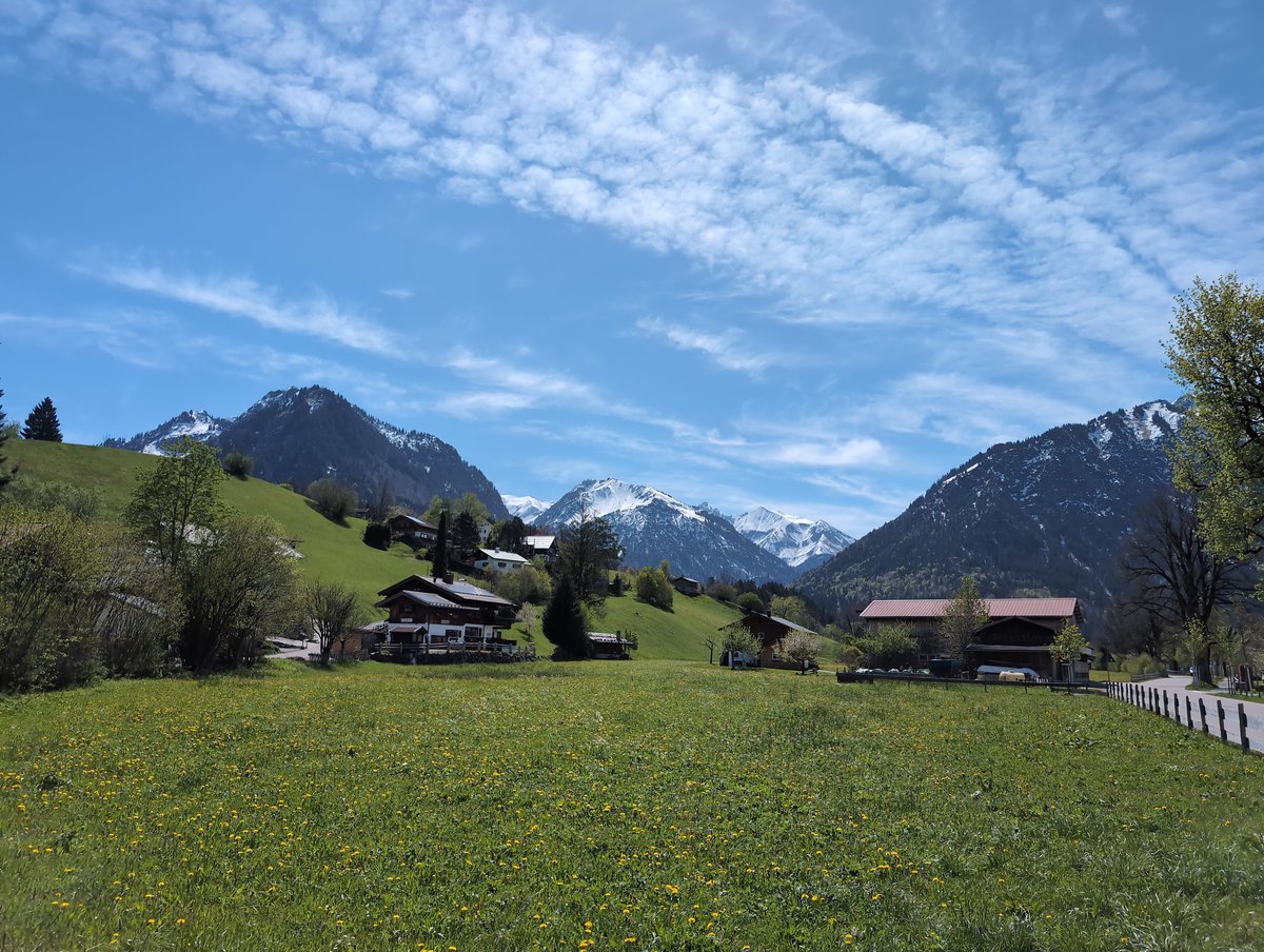 @Kachelmannwettr Am südlichen Rand von Oberstdorf in Richtung Süden. Unten im Tal Frühling und auf den Gipfeln noch massig Schnee 😎

Von heute Mittag...