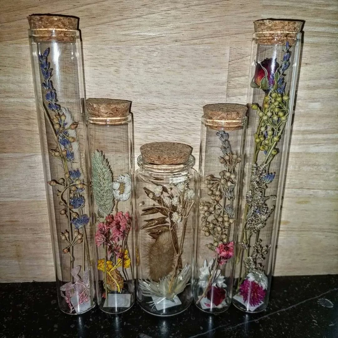 Kaarthouders met plaats voor waxinelichtje, glazen buisje met droogbloemen.
In de gleuf achteraan plaats om foto, spreuk, ... te plaatsen.

Formaat: 25 x 7,5 x 4 cm ( l x b x h )
Gleuf over de hele lengte: 1,5 cm diep - 2,2 mm dik 
Materiaal: beuk 

#MMLaser #2580Putte #Putte