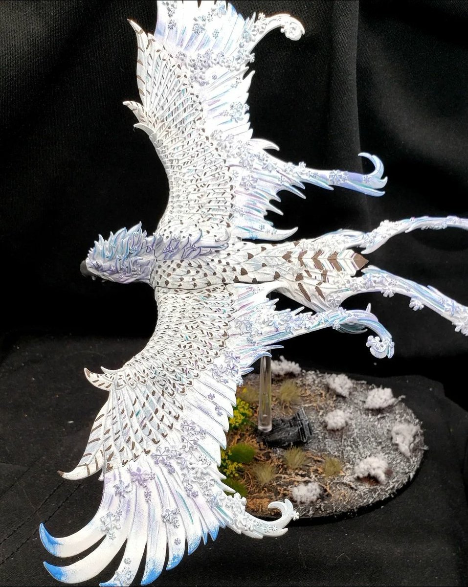 Little throwback to my frost Phoenix that I need to finish one day. Super proud of it and the base is a lot of fun (needs a little more snow maybe). 

What's an older project you still need to finish?

#WarhammerCommunity #Warhammer #AgeOfSigmar #warhammer40k #minipainting