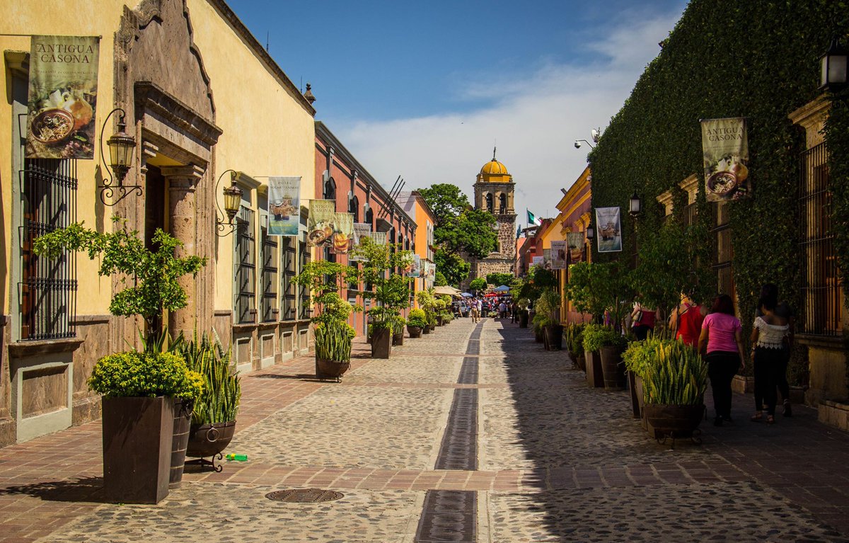 ¿Deseas tener una boda inolvidable? 🥰💍 El Mejor #PuebloMágico para celebrarla de acuerdo a los premios #LoMejorDeMéxico es #Tequila, #Jalisco. 🏆 Comprométete en este destino único que hará de tu boda una experiencia extraordinaria. 👰‍♀️🤵‍♂️