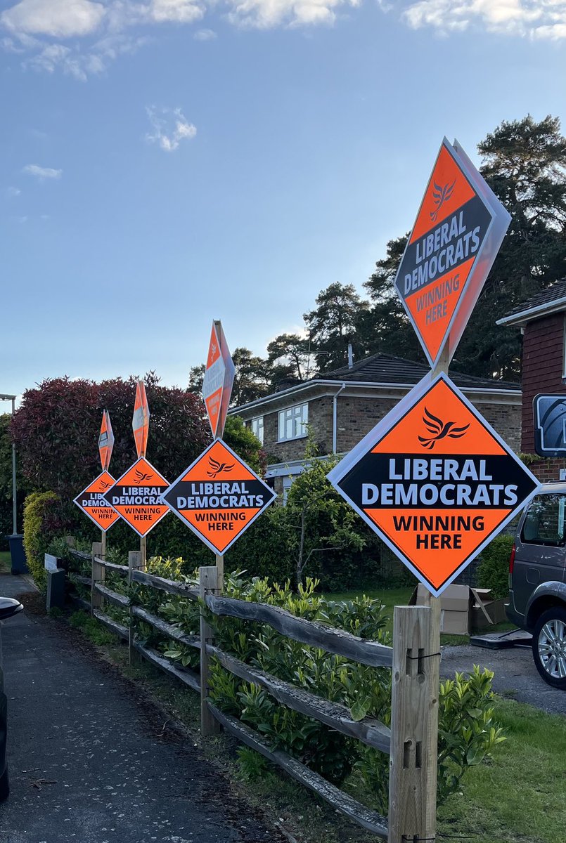 A splash of colour in Camberley 🔶 Don’t forget to vote ⁦@PaulKenLD⁩ this Thursday 🔶🗳️