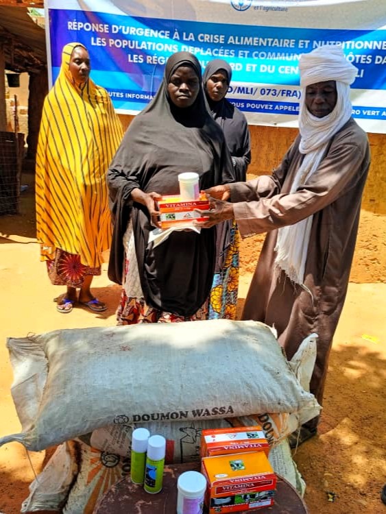 Dans le cadre du projet 'Réponse à la crise alimentaire et nutri. d’#urgence pour les populations déplacées & communautés hôtes dans les régions du nord et du centre du #Mali', plusieurs ménages vulnérables de Tassiga & Herba #Gao reçoivent des kits de production alimentaire.