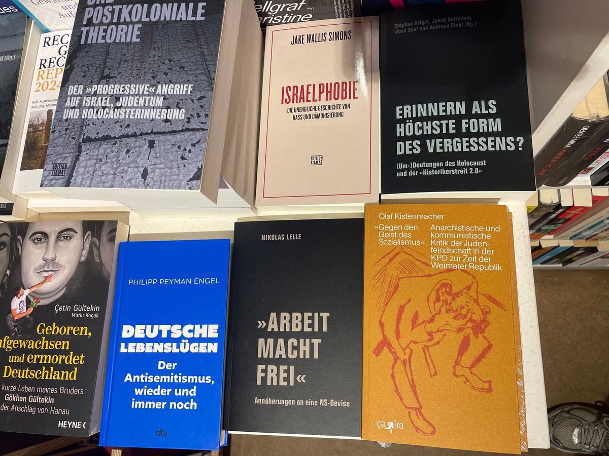 In bester Gesellschaft. Gesehen in der fantastischen Buchhandlung Zur schwankenden Weltkugel in Berlin Prenzlauerberg