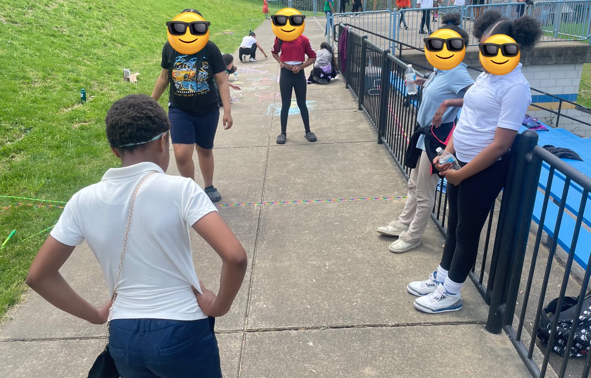 MrsCableReads's tweet image. Post-PSSA testing outdoor recess at Westinghouse. 

Football, chalk drawing, popsicles, and cheer battles…not a bad way to round out the first 80+ degree day in Pittsburgh!

💙💛 #WestinghouseBulldogs 
@PPSnews