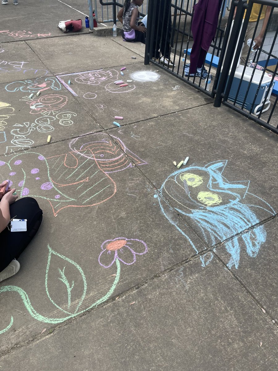MrsCableReads's tweet image. Post-PSSA testing outdoor recess at Westinghouse. 

Football, chalk drawing, popsicles, and cheer battles…not a bad way to round out the first 80+ degree day in Pittsburgh!

💙💛 #WestinghouseBulldogs 
@PPSnews