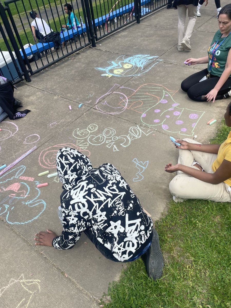 MrsCableReads's tweet image. Post-PSSA testing outdoor recess at Westinghouse. 

Football, chalk drawing, popsicles, and cheer battles…not a bad way to round out the first 80+ degree day in Pittsburgh!

💙💛 #WestinghouseBulldogs 
@PPSnews