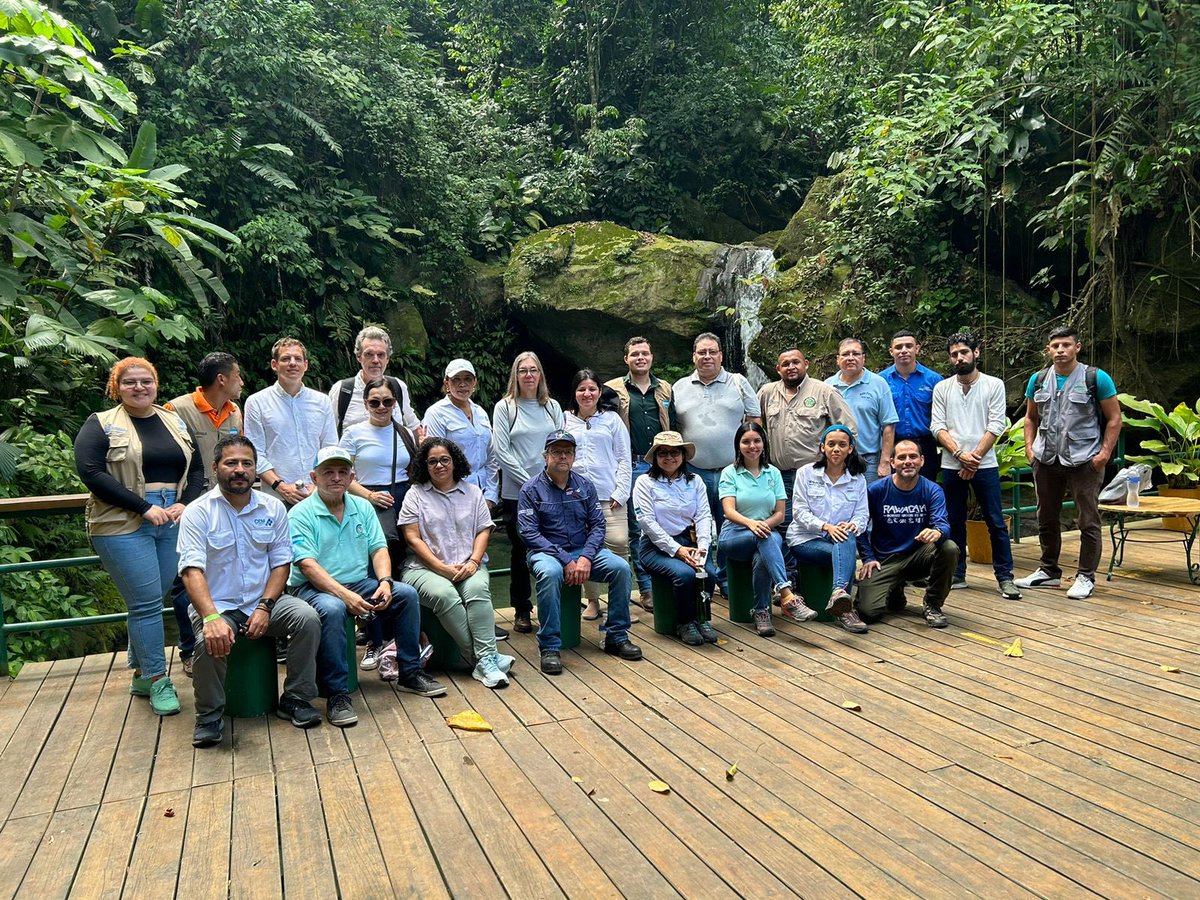 Qué bonita las cascadas en Honduras! El equipo regional del KfW visitó el 📌 Parque Nacional Omoa conjuntamente con @ICFHonduras para intercambiar sobre buenas prácticas. Impresionante el trabajo de los diferentes grupos para preservar las cuencas y costa caribeña! 🏝️