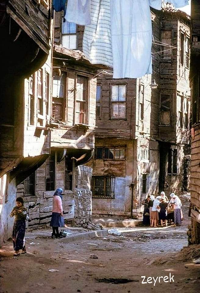 ZEYREK 1970'ler *Zeyrek semti, Fatih ilçesinde yer alır. İsmini, kiliseden camiye çevrilmiş tarihi değere sahip Zeyrek Camii'nden almaktadır.