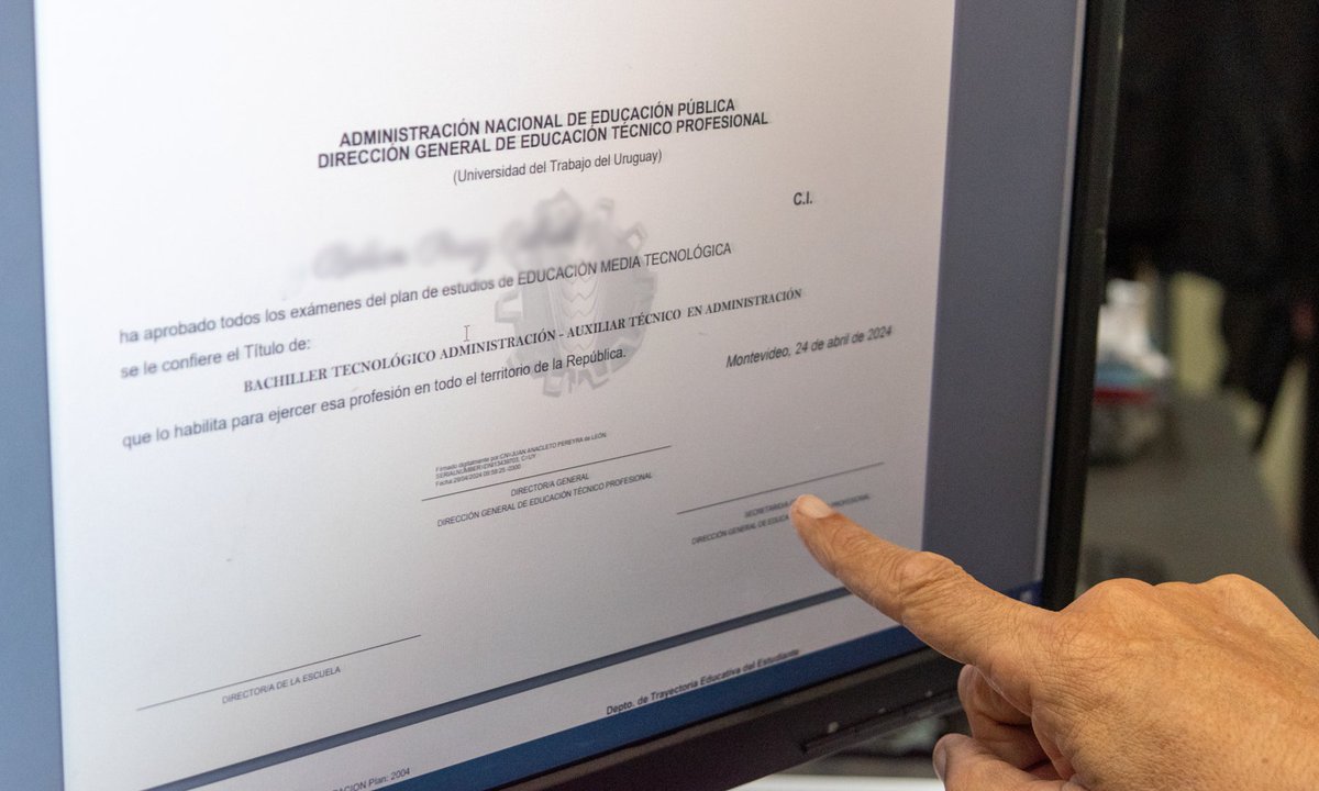 Diplomas firmados digitalmente: un logro histórico para la institución Está en funcionamiento un plan piloto en tres centros educativos y este sistema hará que los egresados adquieran sus diplomas en menos de 30 días. Toda la info utu.edu.uy/noticias/diplo…