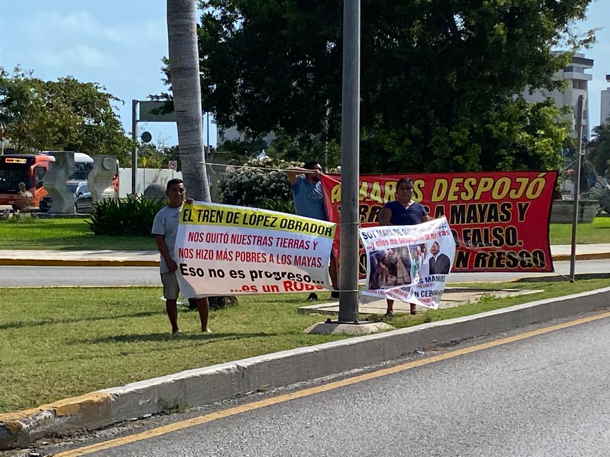 Con la clausura simbólica a las oficinas de la SEMARNAT en Cancún, la Alianza Ambientalista del Caribe Mexicano denunció ecocidios en el Tren Maya y el Puente Nichupté. ¿Qué opinan nuestros futuros senadores? @robpalazuelos @EugenioSeguraV @MayuliMtzSimon 📷 Elias Siebenborn